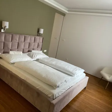 Old Town Apartment *